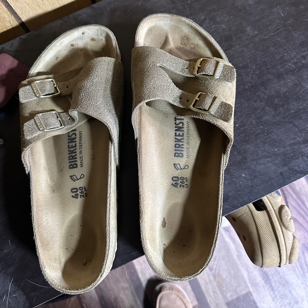 Women’s size 40 Birkenstock. Great shape no signs of wear on soles
